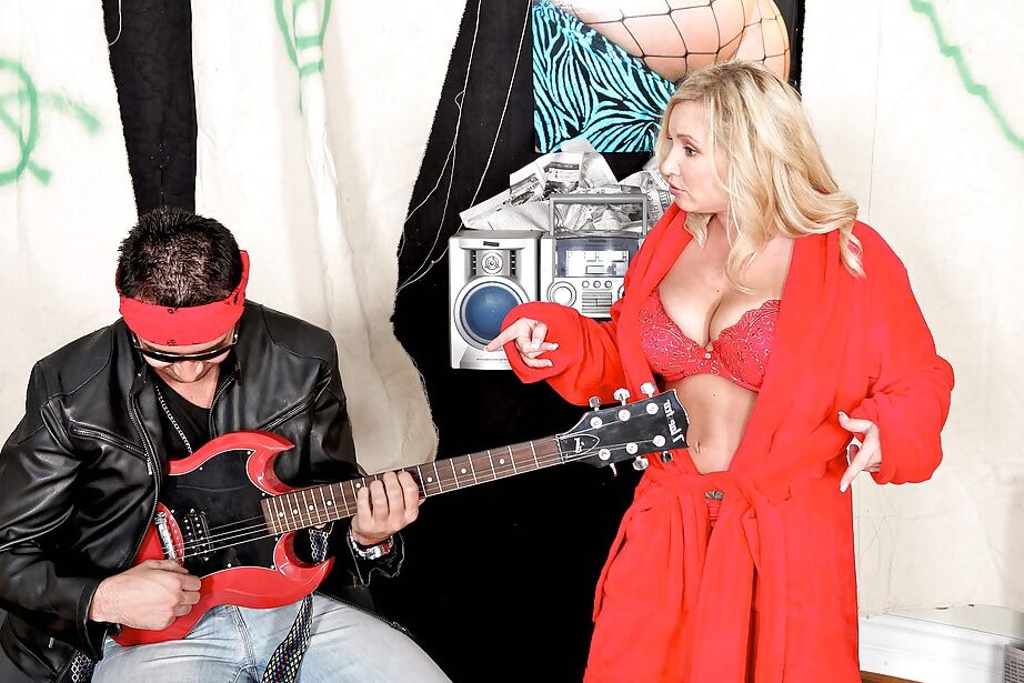 16P Die schöne fette Rachel Love mit den großen Titten wird von einem Rockstar gefickt