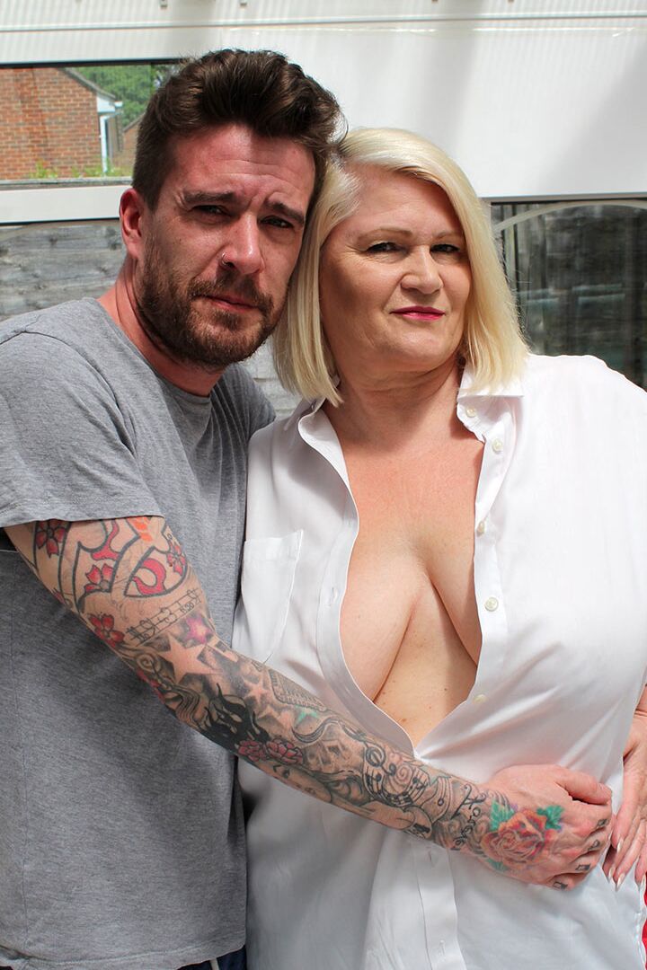 15P La gruesa oma Lacey Starr come semen de sus grandes tetas después de tener sexo con un juguete