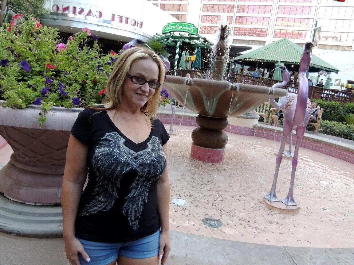 17P La gorda y rubia esposa Dee Siren deja que su lado exhibicionista se vuelva loco y loco