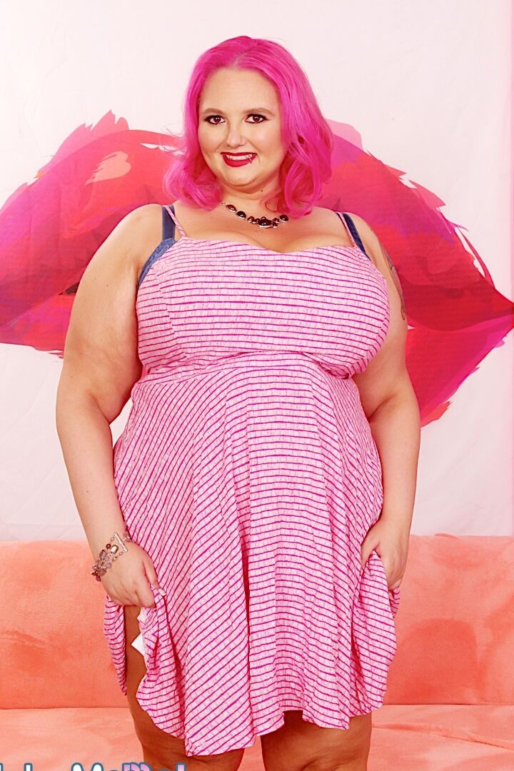 15P Garota obesa com cabelo rosa Sara Star chupa um pau depois de ficar totalmente nua