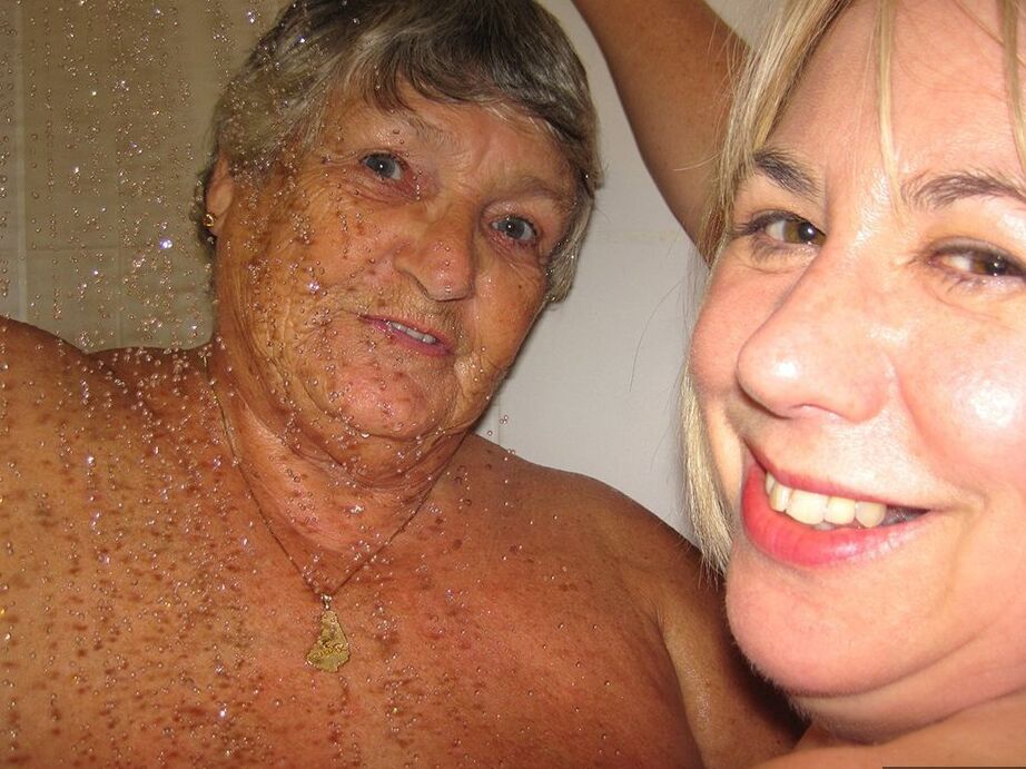 20P Vovó Libby e sua amante lésbica se lavam durante o banho