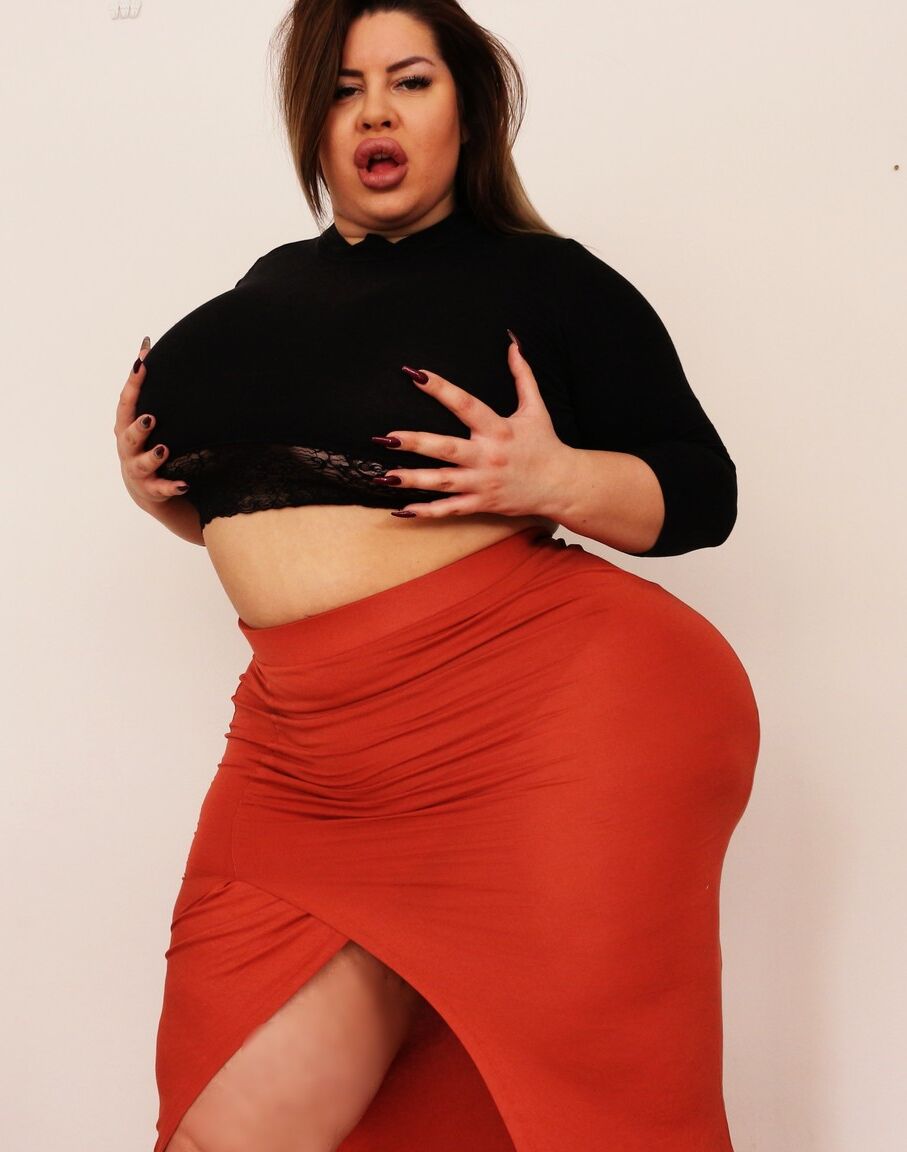 15P Die atemberaubende fette MILF Natasha Crown stellt ihren sehr großen Arsch in einem engen Rock zur Schau
