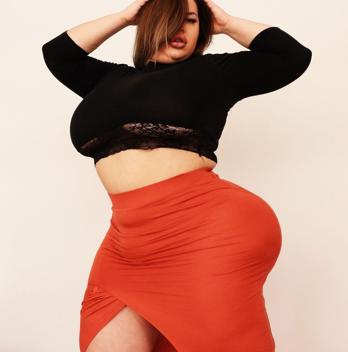 15P Die atemberaubende fette MILF Natasha Crown stellt ihren sehr großen Arsch in einem engen Rock zur Schau