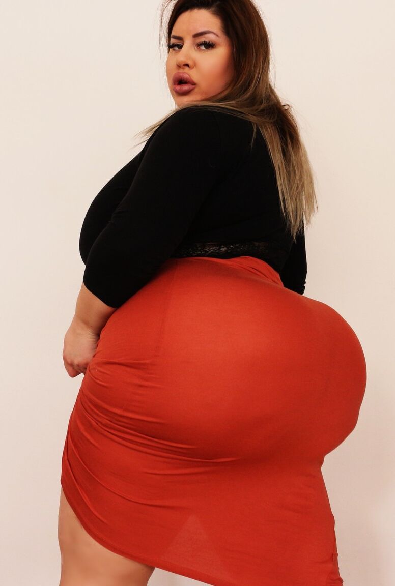 15P Die atemberaubende fette MILF Natasha Crown stellt ihren sehr großen Arsch in einem engen Rock zur Schau