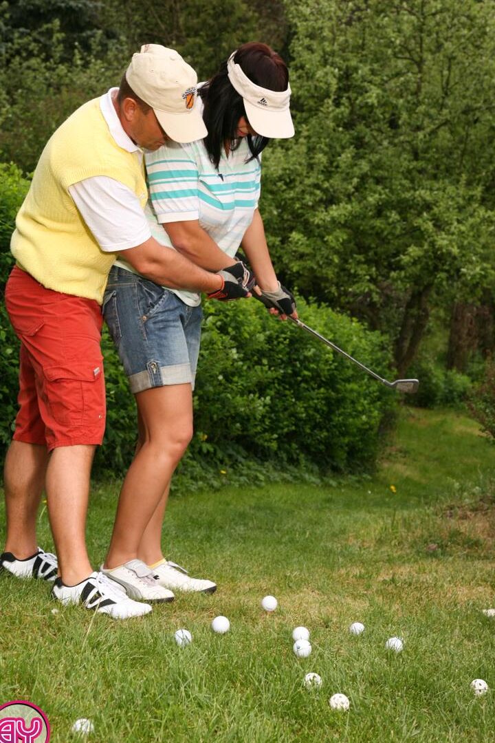 12P Dicke asiatische Frau entblößt ihre großen Titten, während sie Sex mit einem Golflehrer hat