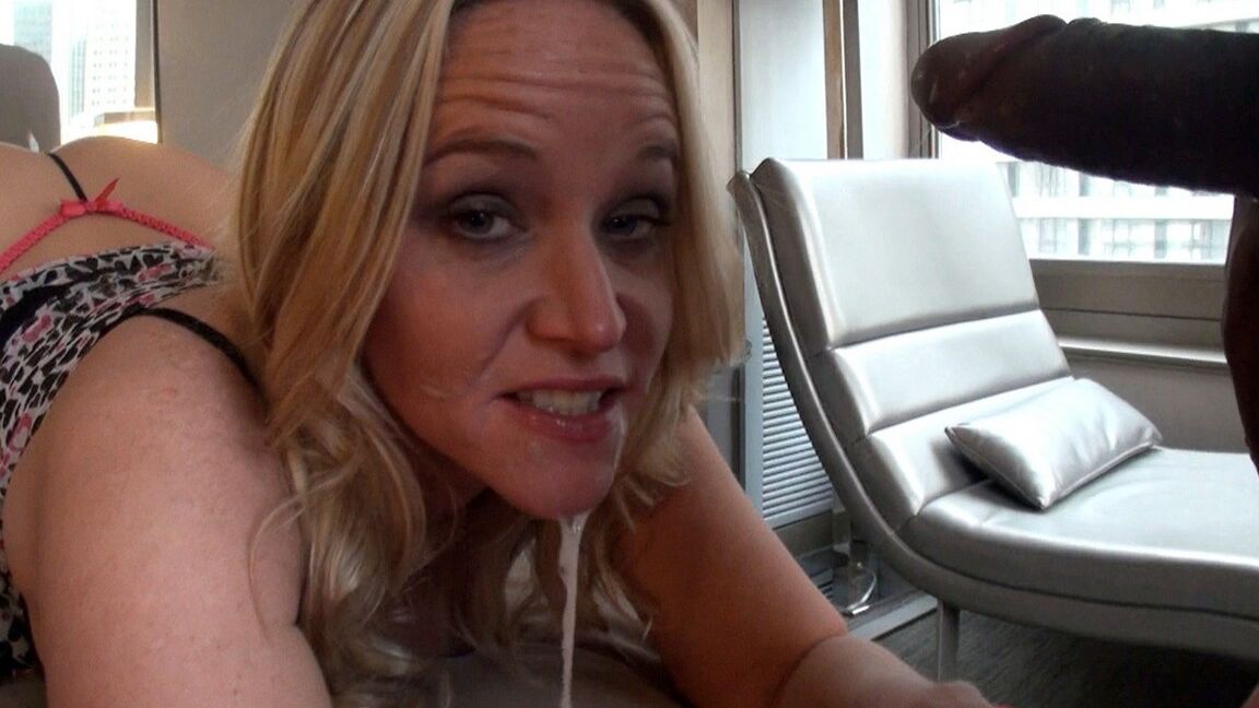 17P Rubia amateur Dee Siren practica sexo duro con un negro