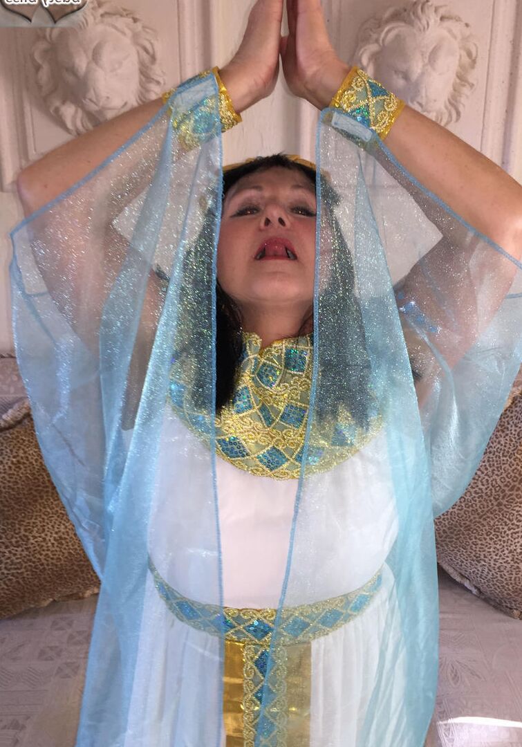 16P La mayor amateur Busty Bliss se folla a un hombre más joven en traje de cosplay