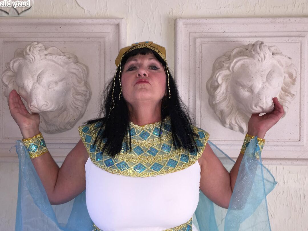 16P La mayor amateur Busty Bliss se folla a un hombre más joven en traje de cosplay
