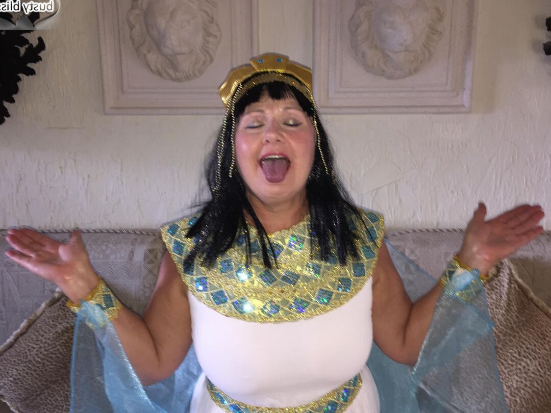 16P La mayor amateur Busty Bliss se folla a un hombre más joven en traje de cosplay