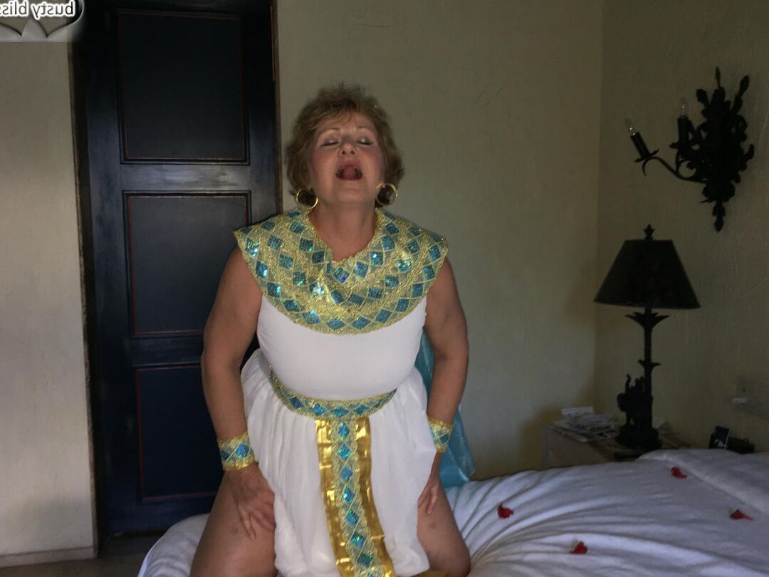 16P La mayor amateur Busty Bliss se folla a un hombre más joven en traje de cosplay