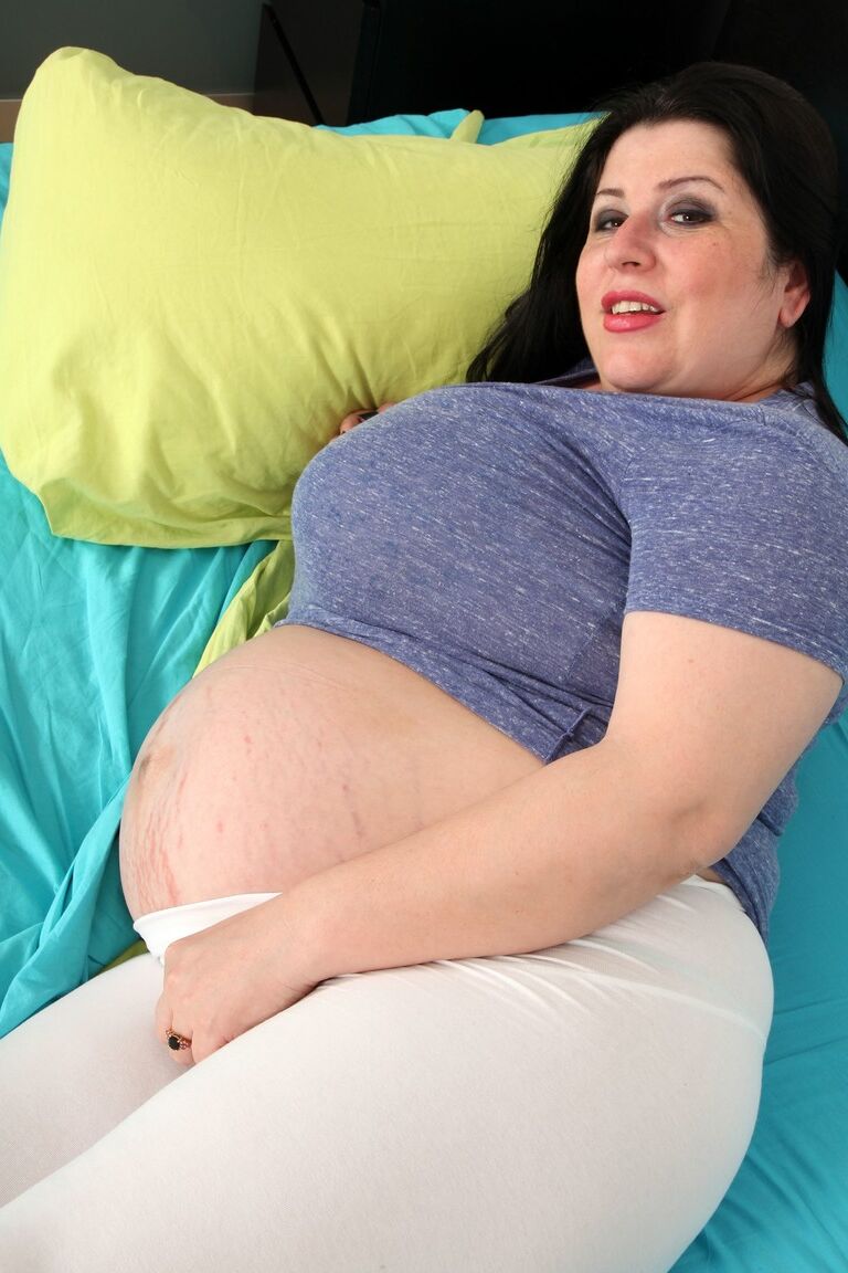 21P La MILF francesa Natalie Fiore se desnuda para mostrar sus grandes tetas