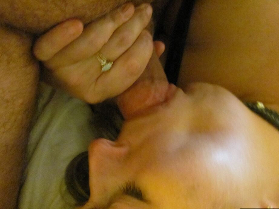 20P Chica amateur Gangbang Mamá le hace una garganta profunda a un pene en lencería sexy y gafas