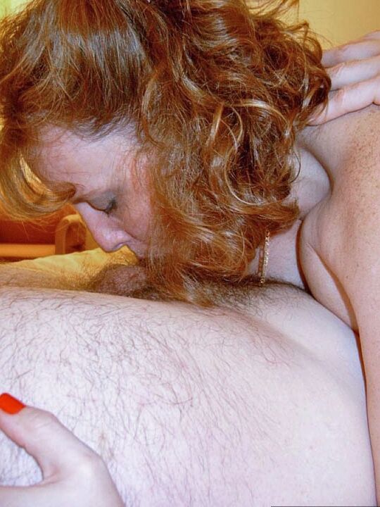 20P Holder UK ruiva Curvy Claire entra em um 69 com um homem em sua cama