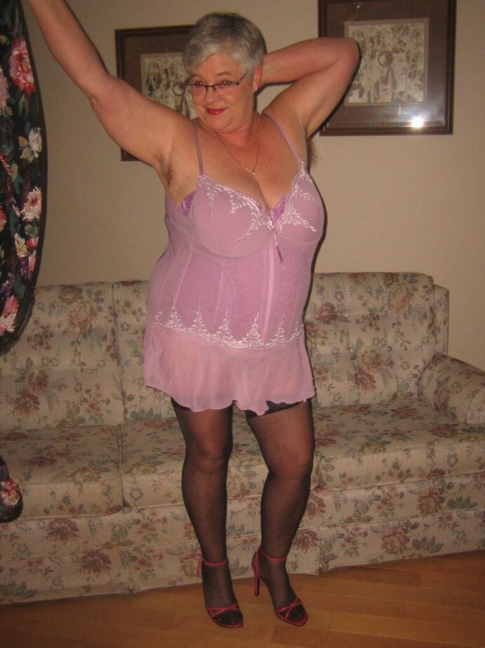 20P Die fette Oma Girdle Goddess lässt ihre großen Brüste aus der Unterwäsche fallen