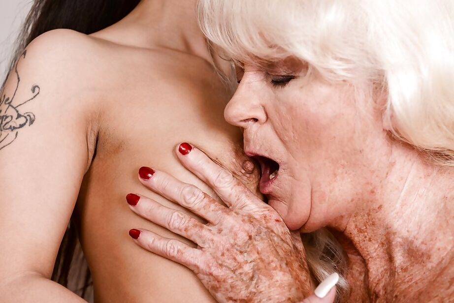 16P Une grosse grand-mère et une jeune brune se mangent la chatte lesbienne