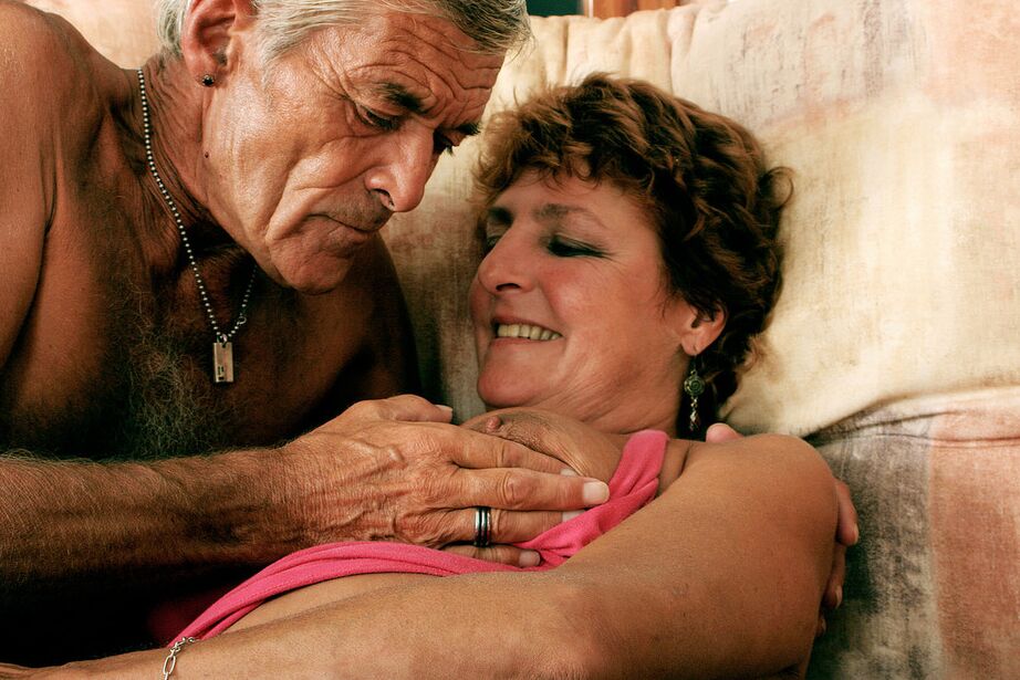 16P Eve essaie le hardcore avec un vieil homme dans une vidéo porno sérieuse à la maison