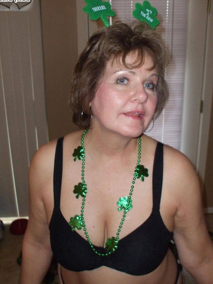 20P Mujer mayor Busty Bliss con copas o tetas naturales antes de una mamada del día de San Paddy
