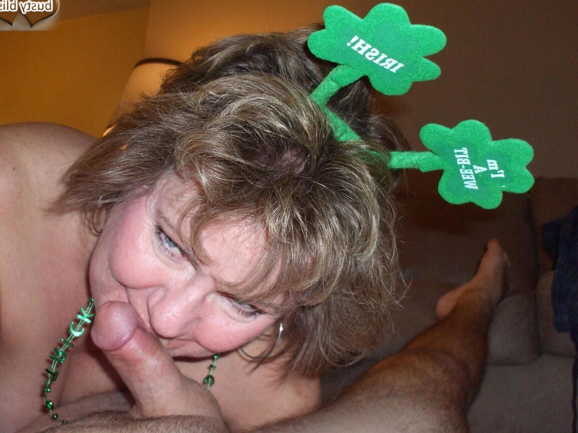 20P Mujer mayor Busty Bliss con copas o tetas naturales antes de una mamada del día de San Paddy
