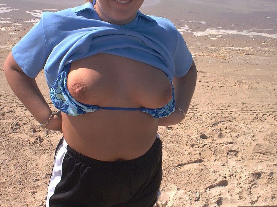 20P Chica amateur Gangbang Mamá orina en la playa entre sesiones de chupada de polla
