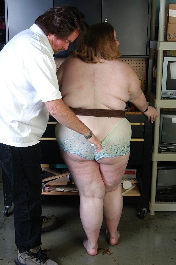16P SSBBW Shaela fait une pipe dans un garage et prend une éjaculation sur un cul énorme