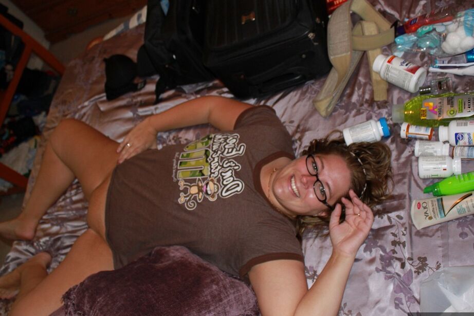 20P Gorda amateur Gangbangmomma lleva semen en la cara después de tener sexo en la cama