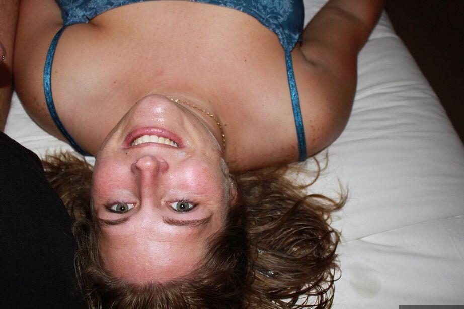 20P Gorda amateur Gangbangmomma lleva semen en la cara después de tener sexo en la cama