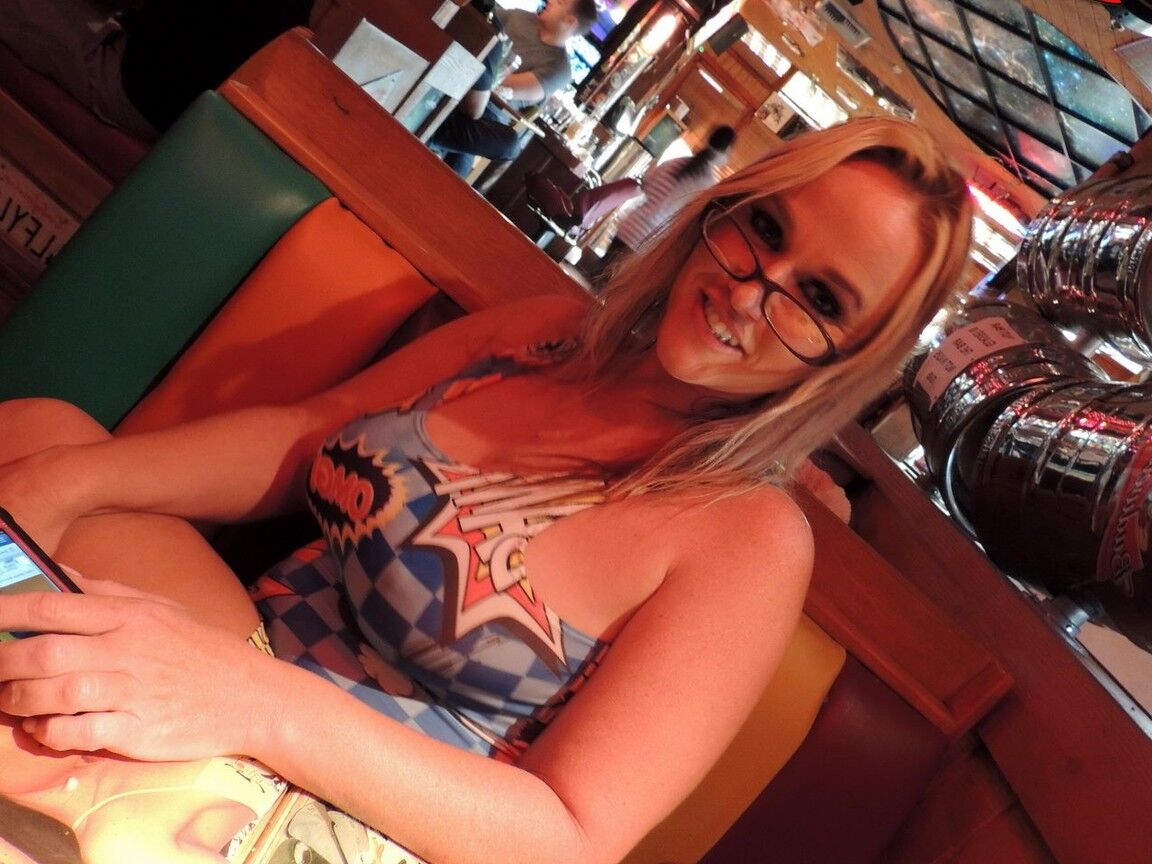 17P A amadora gorda Dee Siren fica nua em público durante uma viagem selvagem a Las Vegas