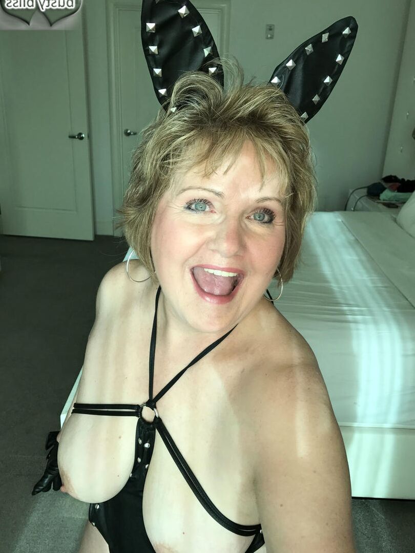 16P Mujer madura Busty Bliss modela traje de cosplay antes de una mamada POV