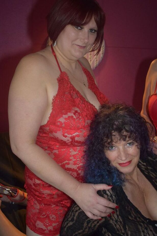 20P Des femmes plus âgées participent à un trio lesbien sur un lit en lingerie