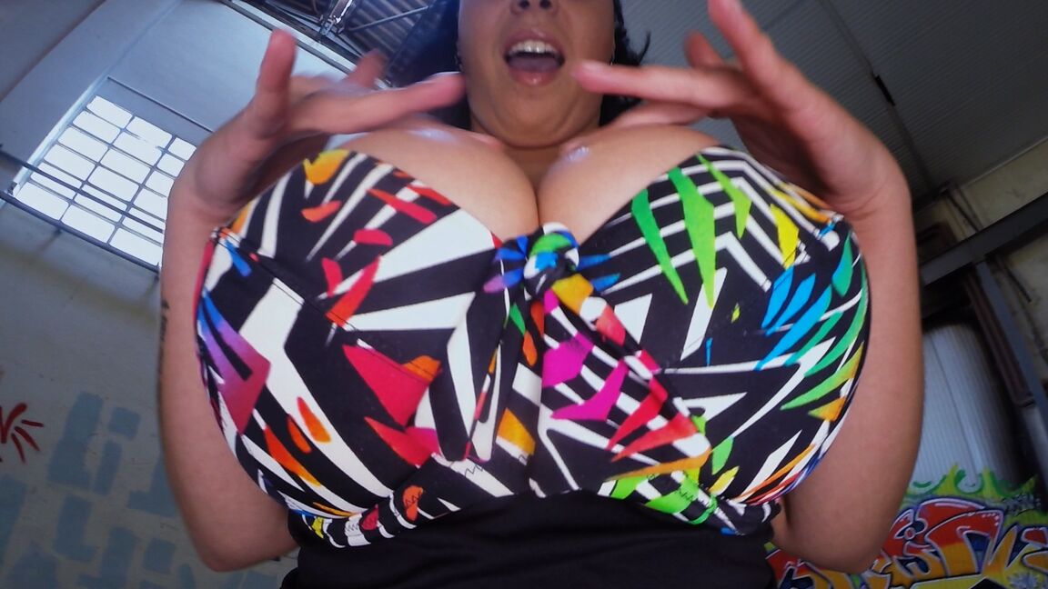 21P Big butted MILF Anastasia Lux expõe seus peitos enormes e é abalroada no POV