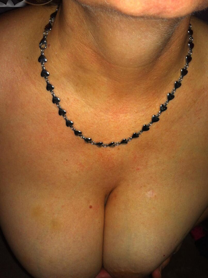 20P Amadora mais velha Busty Bliss perde sua lingerie durante sexo POV em um quarto