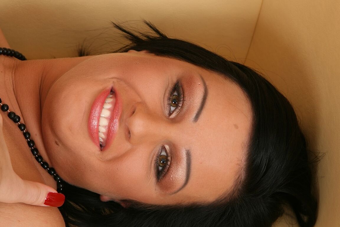 21P A adolescente morena Renee exibe seus peitos grandes e esfrega seu molusco em um solo