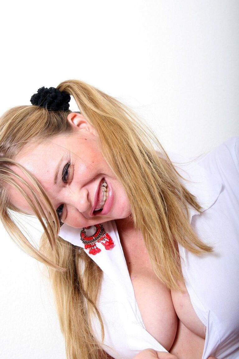 21P Adolescente gordinha com tranças Kissy expõe seus enormes juggs e poses