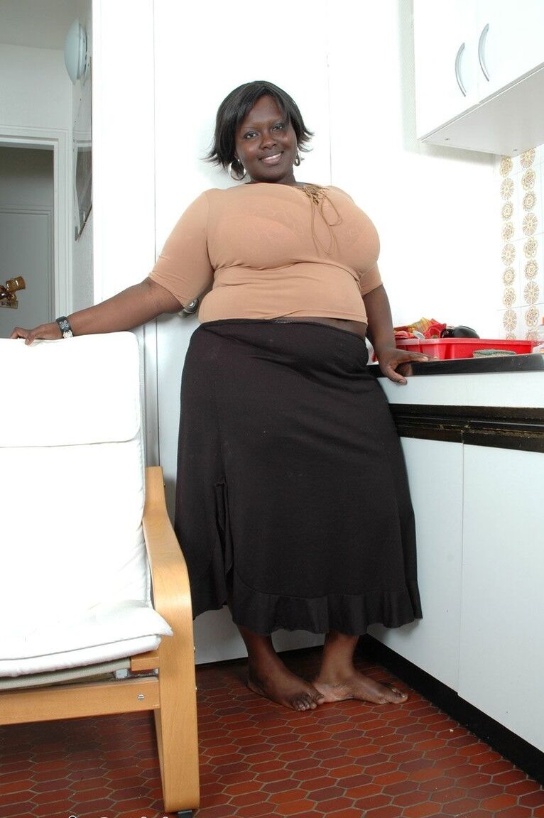 21P La BBW afroamericana Mariana Kodjo envuelve sus enormes tetas en cinta adhesiva