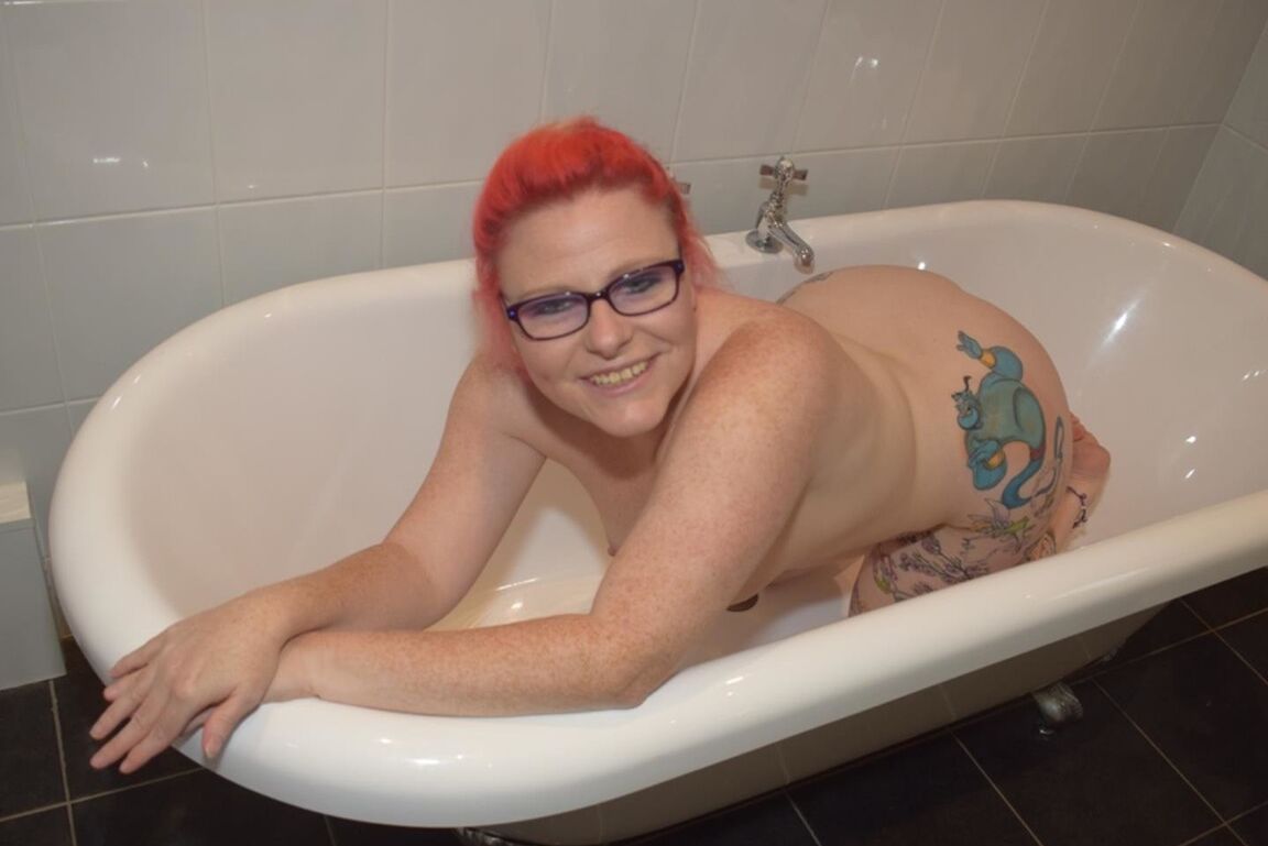 16P A ruiva mais velha Mollie Foxxx exibe seu corpo tatuado no banheiro