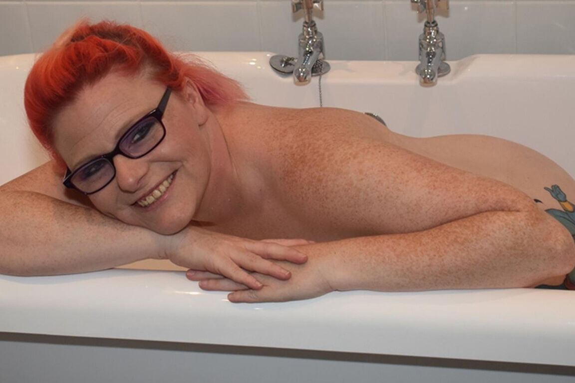 16P A ruiva mais velha Mollie Foxxx exibe seu corpo tatuado no banheiro