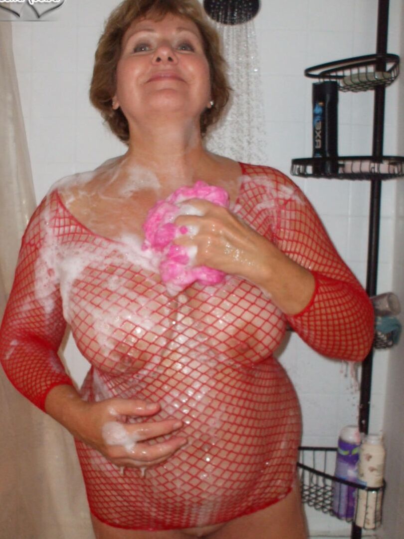 16P La mujer mayor Busty Bliss se enjabona los pechos antes de que le lamen el coño