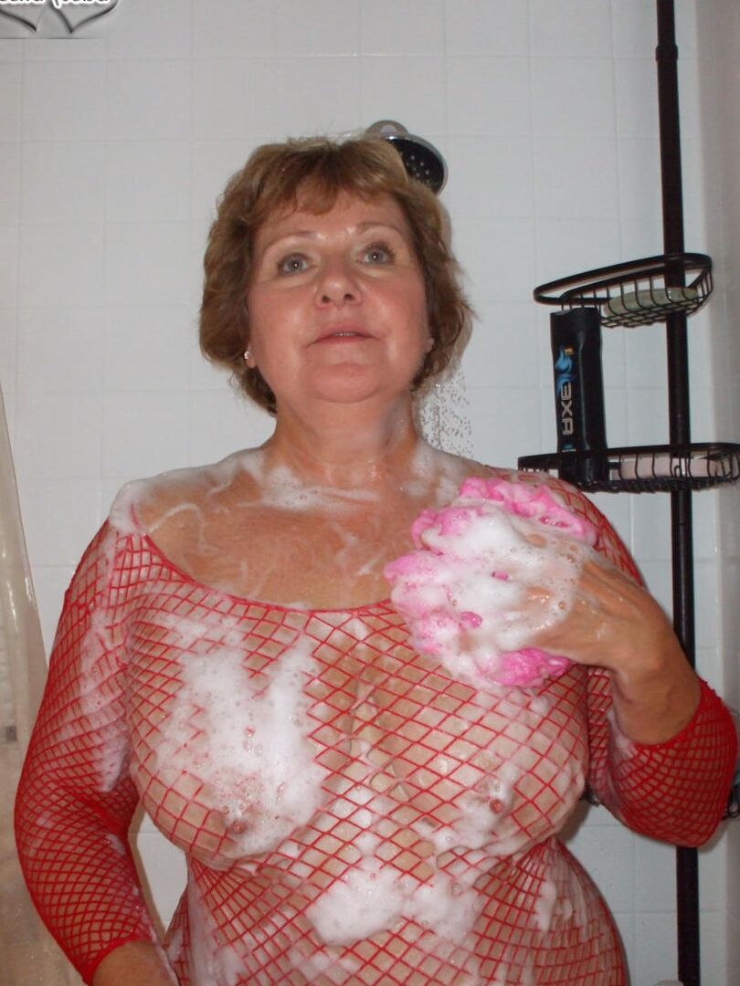16P La mujer mayor Busty Bliss se enjabona los pechos antes de que le lamen el coño