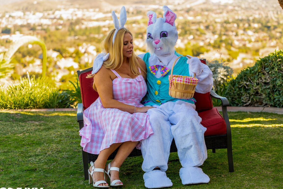 21P La muñeca MILF gordita Karen Fisher es follada por un conejito de Pascua pervertido