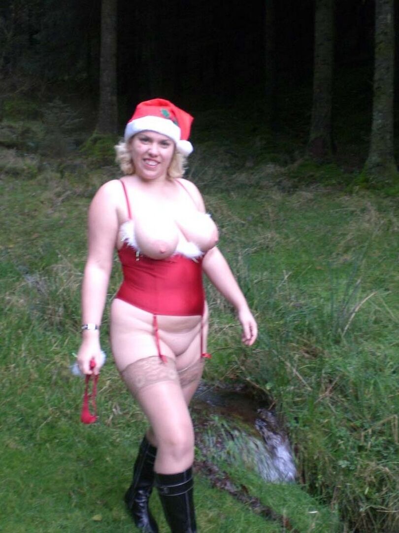 16P La rubia amateur Barby libera sus grandes tetas y su trasero de la lencería navideña al aire libre