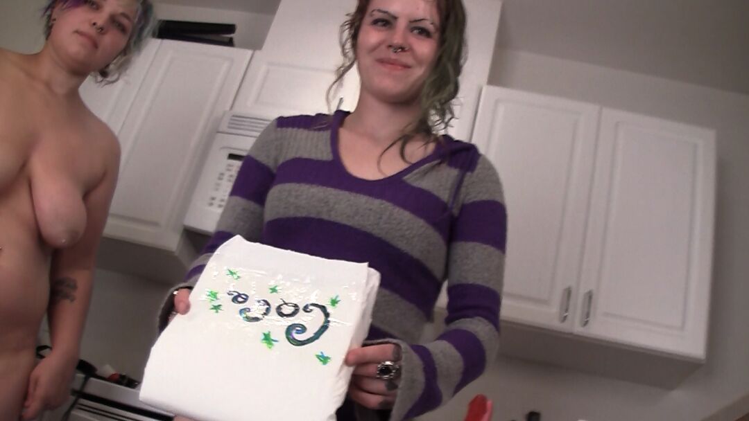 16P Les lesbiennes Coco et Lily enfilent des couches après s'être nues dans la cuisine