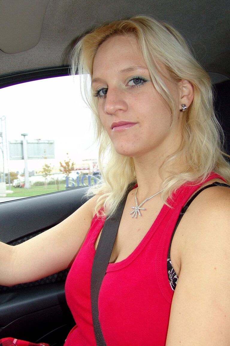 21P Gata loira com peitos grandes Sweety B tira a roupa e toca sua boceta em um carro