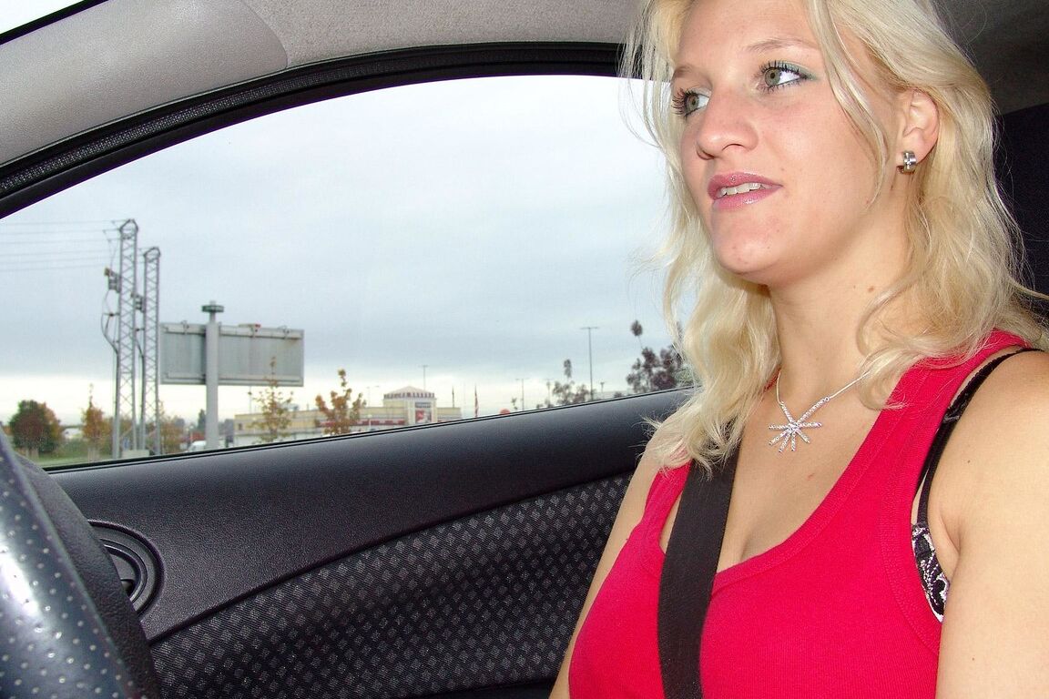 21P Gata loira com peitos grandes Sweety B tira a roupa e toca sua boceta em um carro