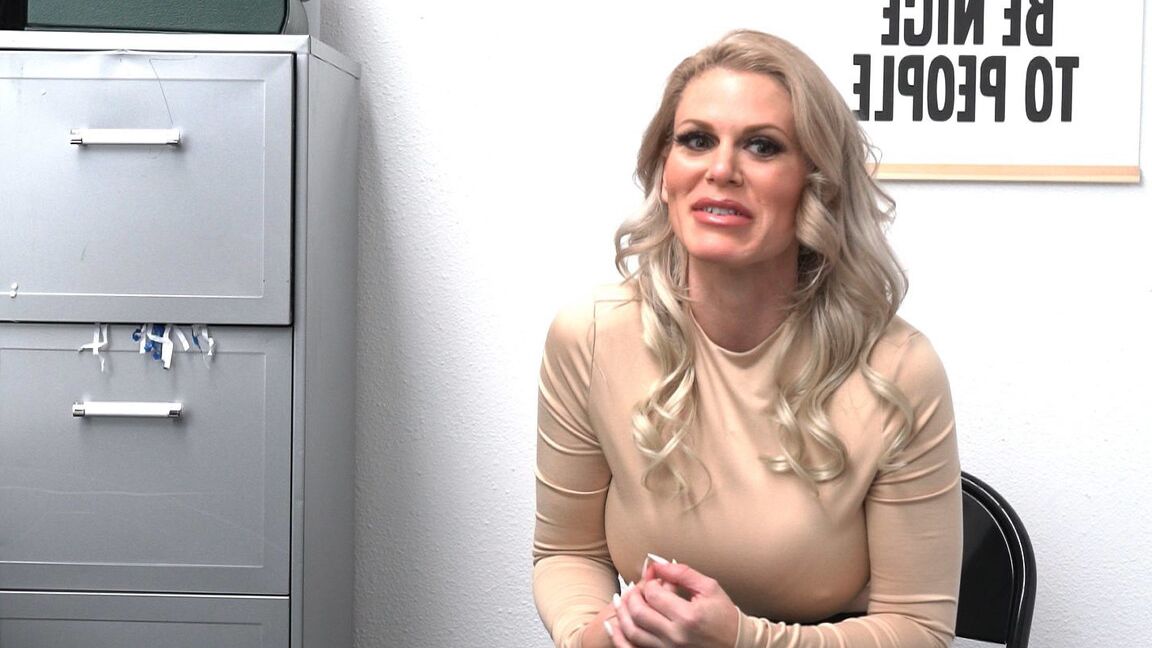 21P 巨乳の万引き犯キャスカ・アカショバが捕まり、剥ぎ取られ、犯される