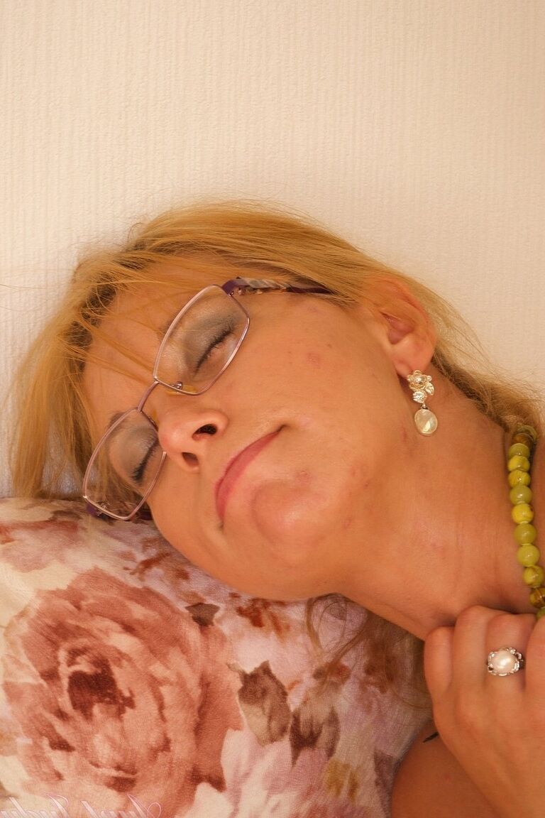 21P Impresionante mamá con gafas Luba muestra sus fantásticas tetas y se masturba