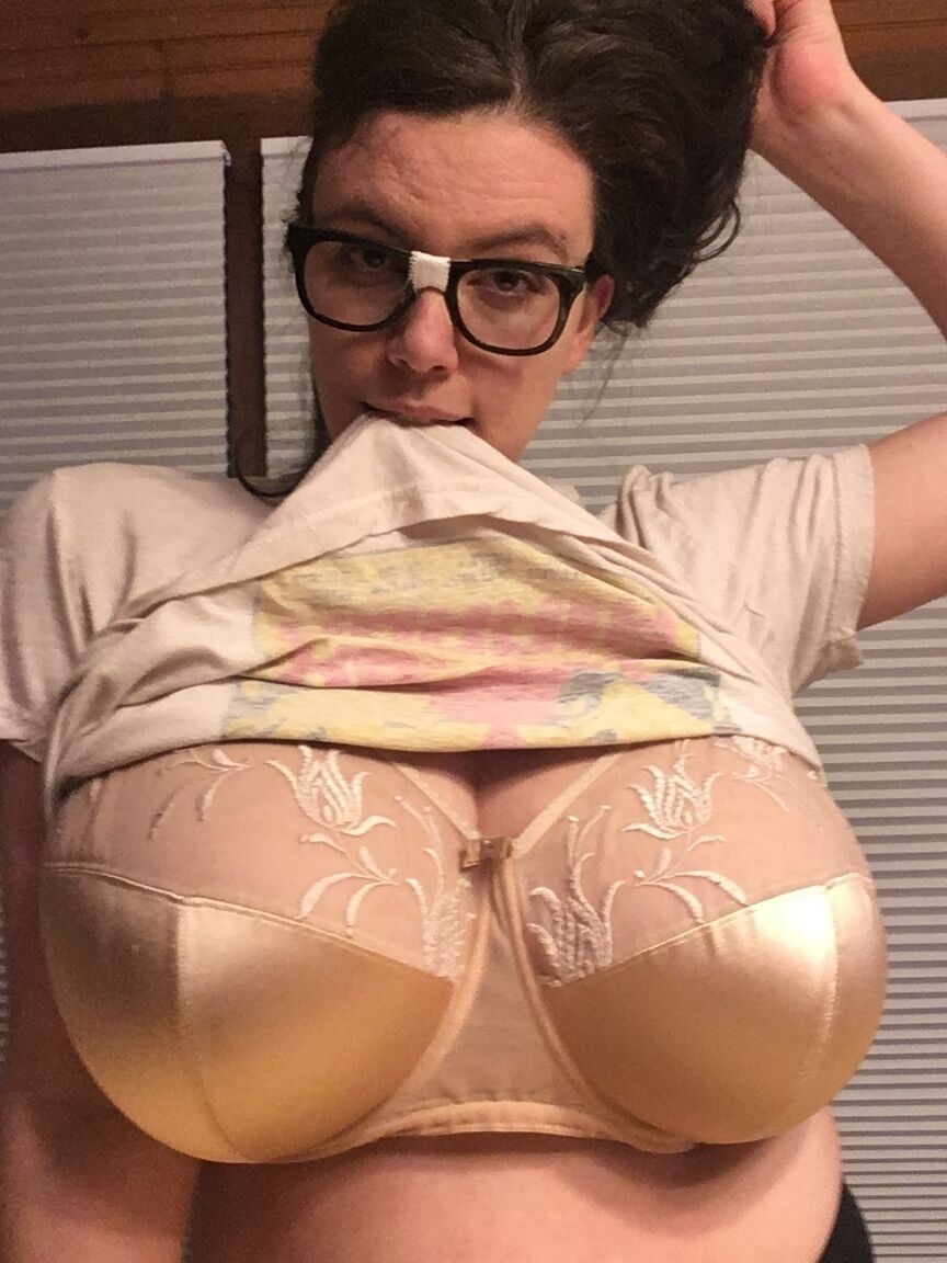 15P Brunette grasse avec des lunettes, la belle Lilith déchaîne ses énormes nichons