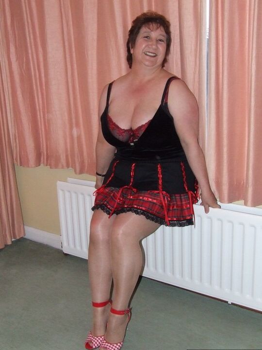 Kinky Carol, amateur de 20P Euro, découvre ses énormes seins avant de montrer sa chatte chauve.
