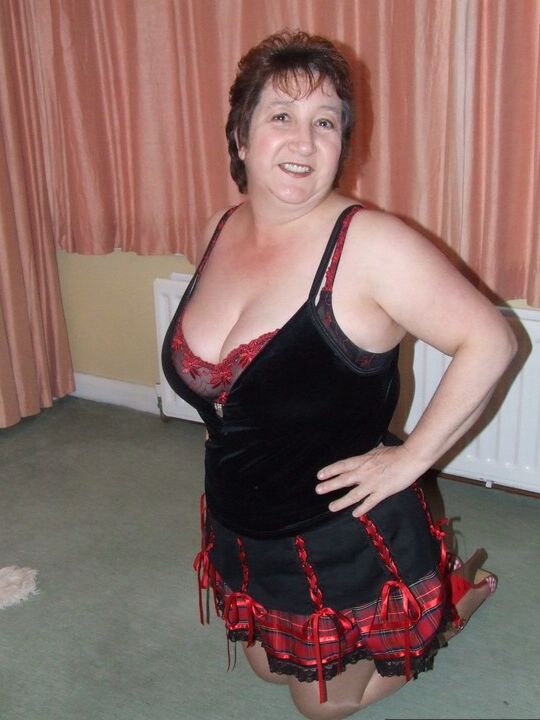 Kinky Carol, amateur de 20P Euro, découvre ses énormes seins avant de montrer sa chatte chauve.