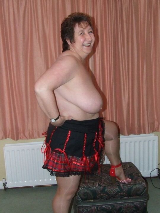 Kinky Carol, amateur de 20P Euro, découvre ses énormes seins avant de montrer sa chatte chauve.