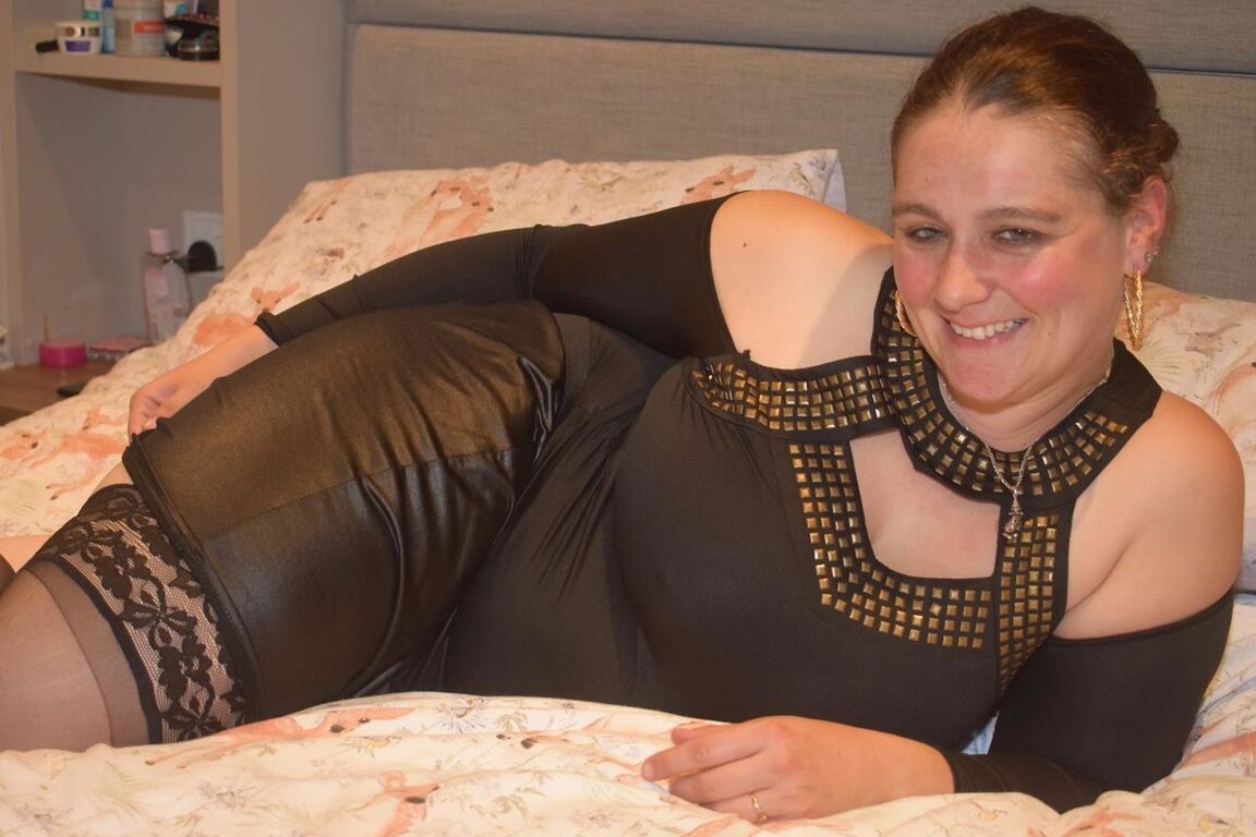 16P BBW de mediana edad se desnuda completamente encima de su cama para sus primeros desnudos